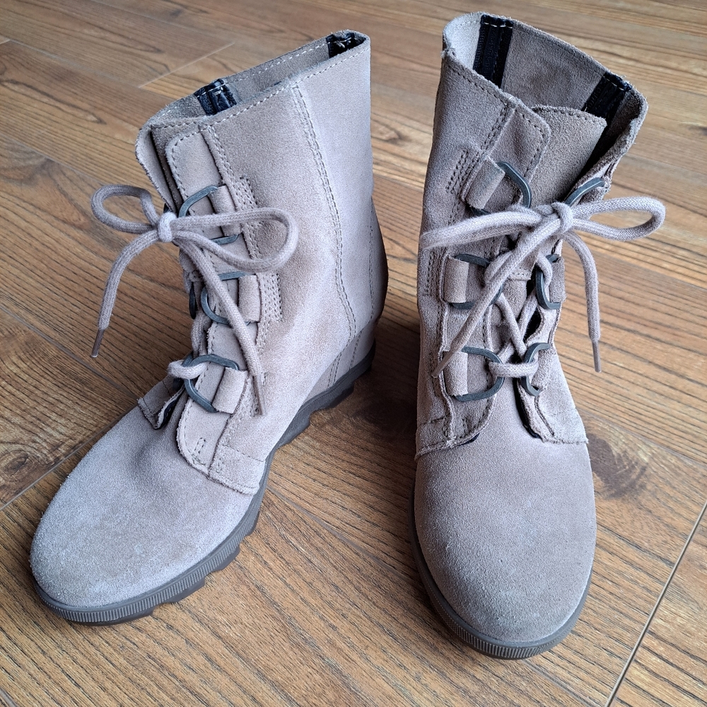 Women's 7/Youth 5 Tan Sorel Lace-Up Boots
